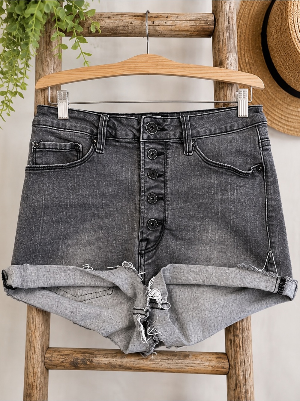 Umgee Womens Gray Denim Jean Shorts Size 27 Button Fly High Rise Stretch Raw Hem